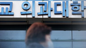 '의대 증원' 연령별 다른 반응&hellip;의협 설문서 82% 반대, 60세 이상은 30% 찬성