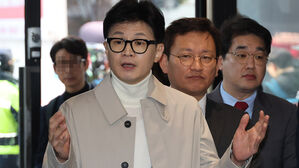 한동훈 "돈봉투 &middot; 룸살롱이 독립운동가?&hellip;갖다 댈 걸 대야지"