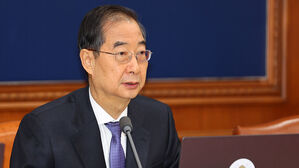 한 총리, 의사 집단행동 움직임에 "불법 행위 엄정 대응할 것"
