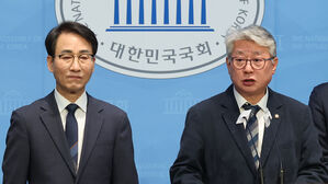 개혁신당 이원욱 &middot; 조응천 "기존 지역구 출마&hellip;사즉생 각오"