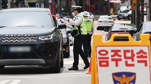 음주운전하다 교차로 한복판에서 '쿨쿨'&hellip;운전직 공무원 적발