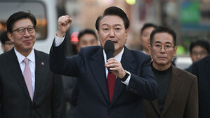 윤 대통령, 부산 동래시장 찾아 새해 인사