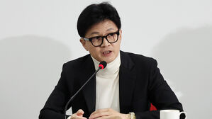 한동훈 "사전투표 날인, 법대로 엄정 관리하자는 것&hellip;절차도 본질"