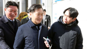 '사건브로커' 중간 수사 결과 발표&hellip;수사&middot;인사 청탁 고리 확인