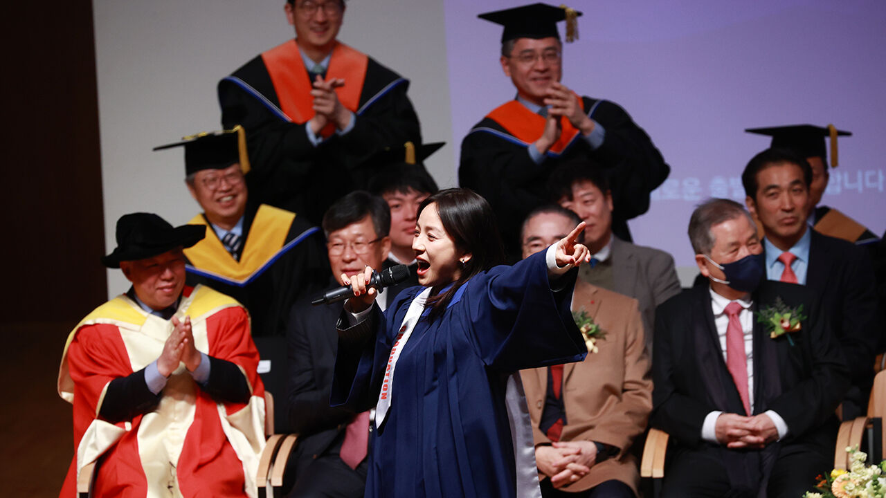 서울 성북구 국민대학교에서 열린 2023학년도 전기 학위수여식에서 축하 공연을 하고 있는 이효리 (사진=연합뉴스)