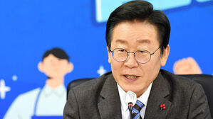 이재명, '조국 신당'에 "단합 &middot; 연대 기준은 국민 눈높이"