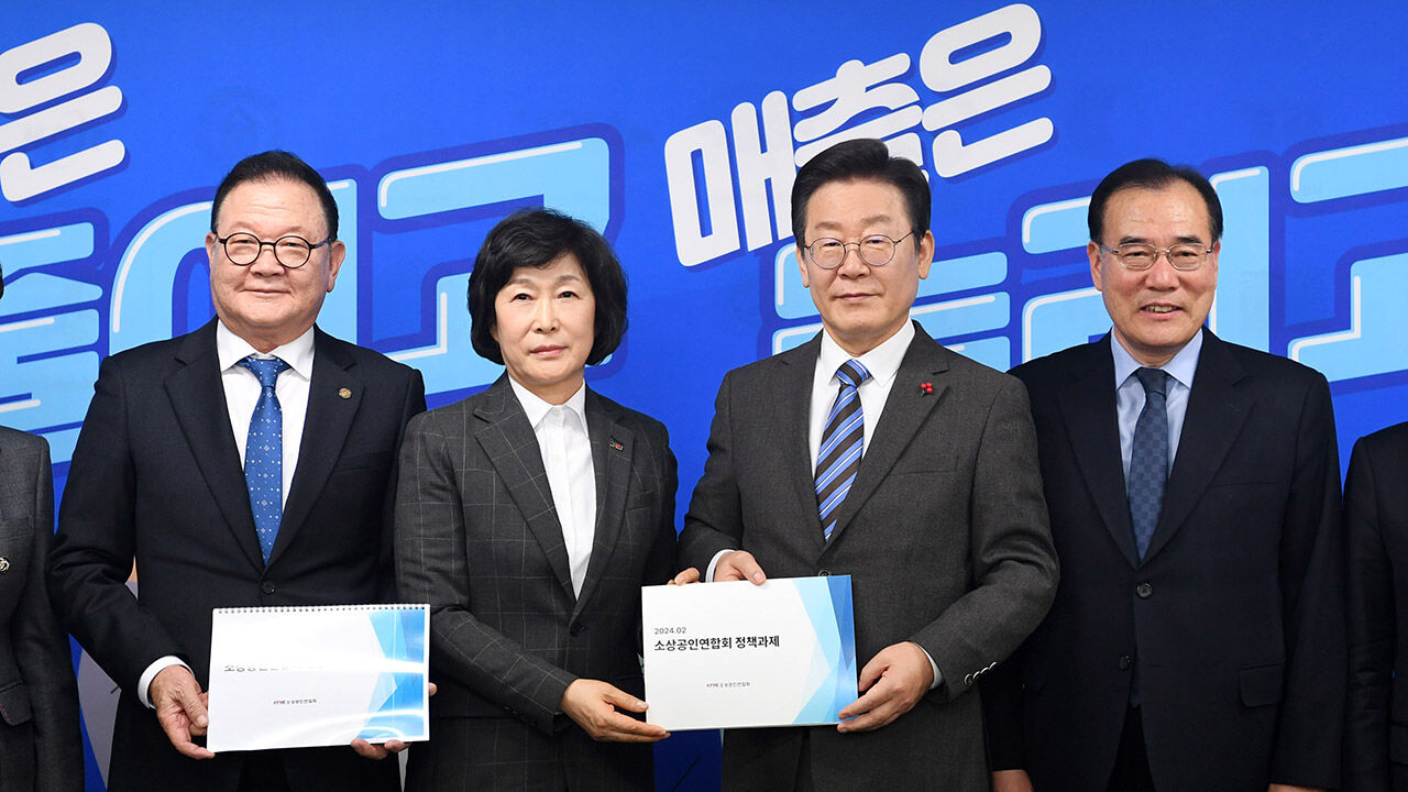 소상공인 정책과제 들고 기념 촬영하는 이재명 대표 (사진=연합뉴스)