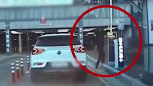 주차장 출입구 들어오다 차단기 부순 입주민, 왜?