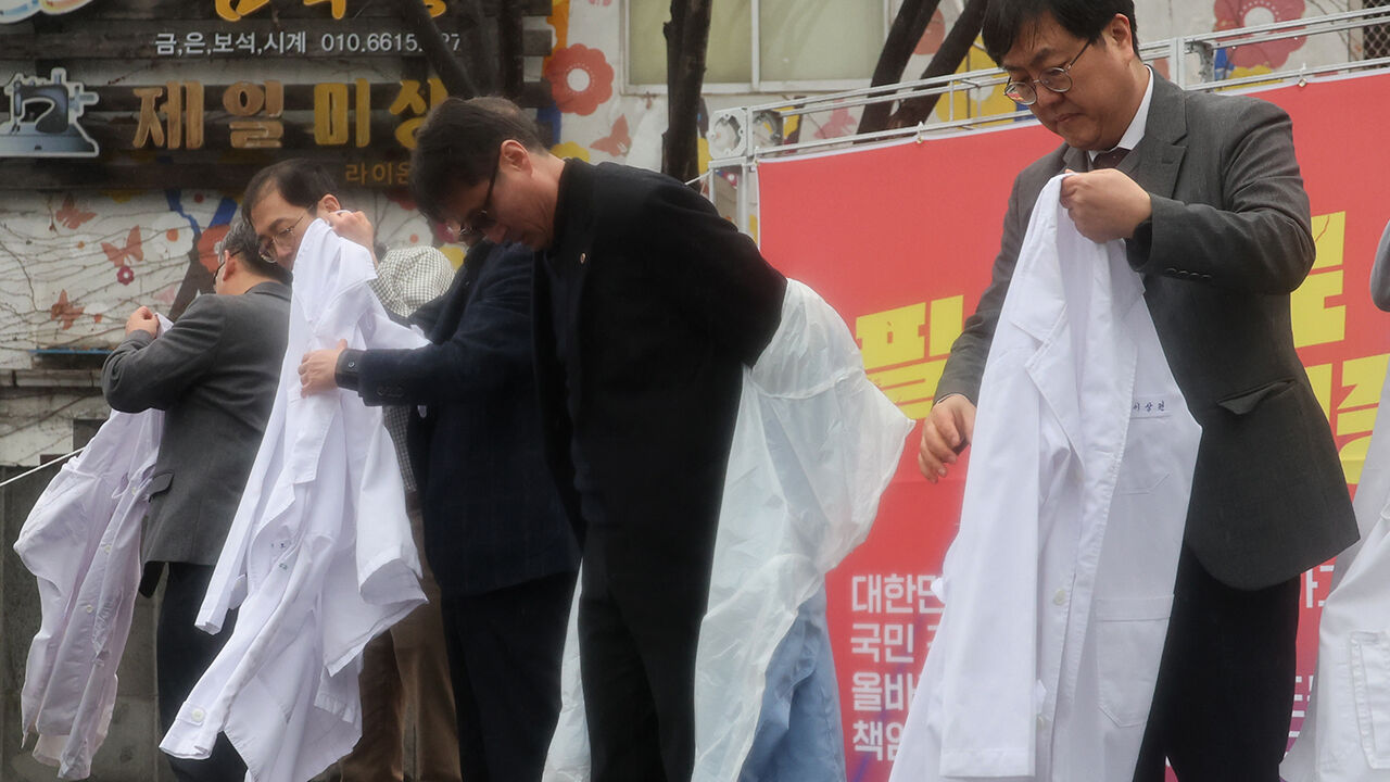 가운 벗는 전북의사회 