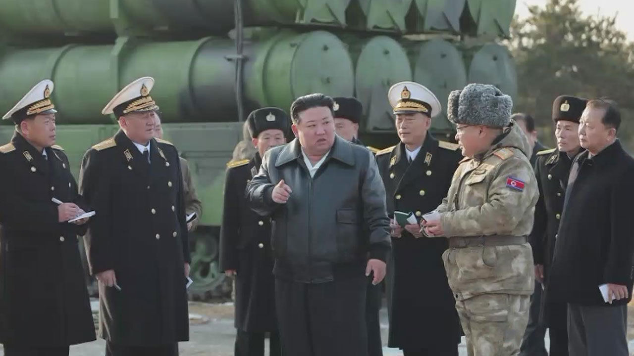 김정은, 신형 지대함 미사일 발사현장 참관