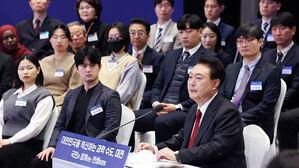 대전 찾은 윤 대통령 "박정희 전 대통령 혜안으로 경제 발전 토대 이뤄"