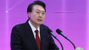 윤 대통령, 한 총리에 "국민 생명 &middot; 건강 지키는 데 만전 기해달라"