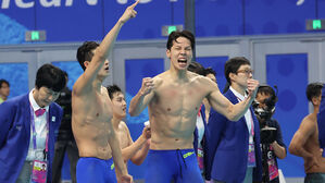 황선우 · 김우민 등 한국 수영 황금세대, 계영 800m 2위…세계수영 단체전 첫 메달