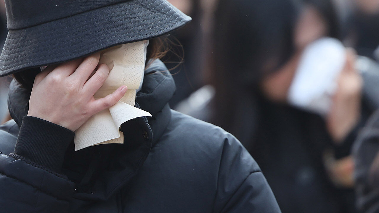 서이초 교사 순직 심의 앞두고 교사들 도심 집회, 눈물 흘리는 교사 (사진=연합뉴스)