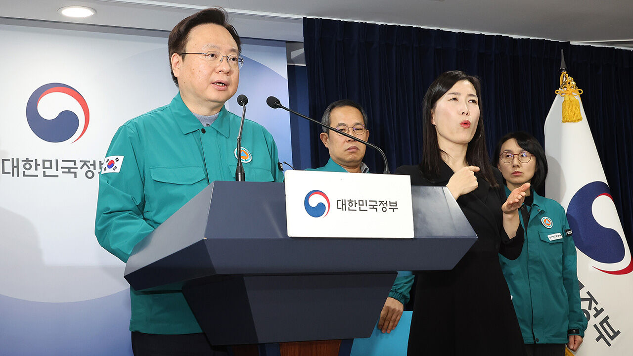 정부서울청사에서 한덕수 국무총리의 의대 정원 증원 필요성 및 의사 집단행동과 관련한 대국민 담화문 발표를 마친 뒤 취재진의 질문에 답변하고 있는 조규홍 보건복지부 장관 (사진=연합뉴스)