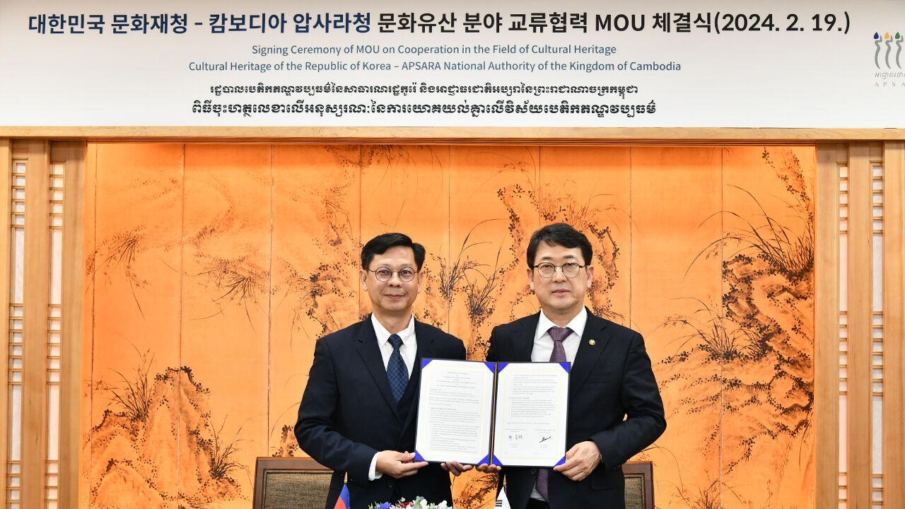 한국-캄보디아 문화유산 분야 교류 협력 MOU 체결하는 최응천 문화재청장(오른쪽)과 행 뽀우 캄보디아 압사라청장