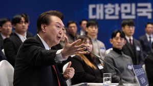 윤 대통령 "의료계, 국민 못 이겨&hellip;의료는 국방&middot;치안처럼 중요"