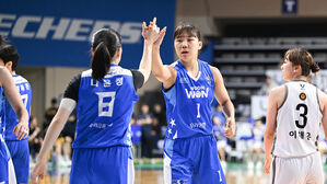 박지현 33점&hellip;여자농구 우리은행, KB에 22점 차 대승