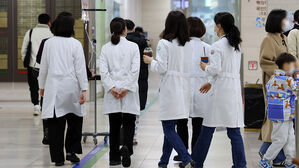 전공의 수천 명 집단 사직&hellip;정부는 의협 집행부 '면허정지' 맞불