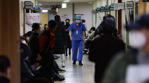 암 수술 연기 &middot; 응급실 마비&hellip;의료대란에 "환자 방치 말라" 호소도