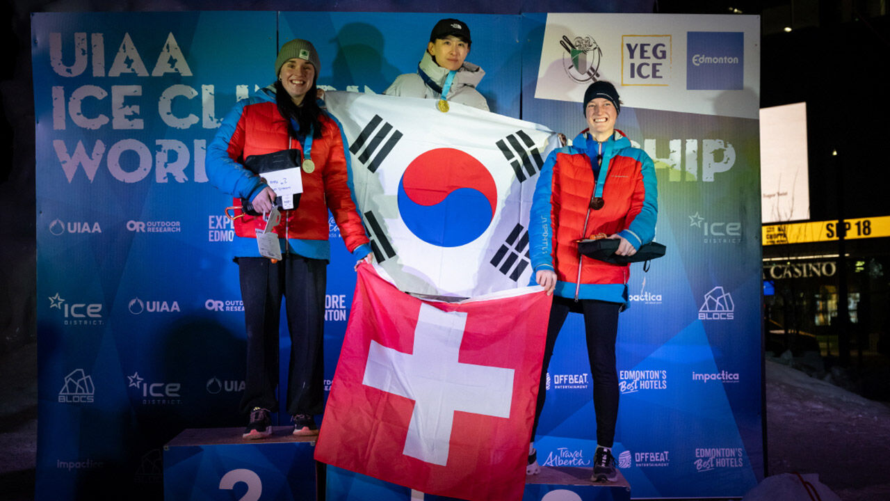 시상대에서 태극기를 들고 포즈를 취한 신운선