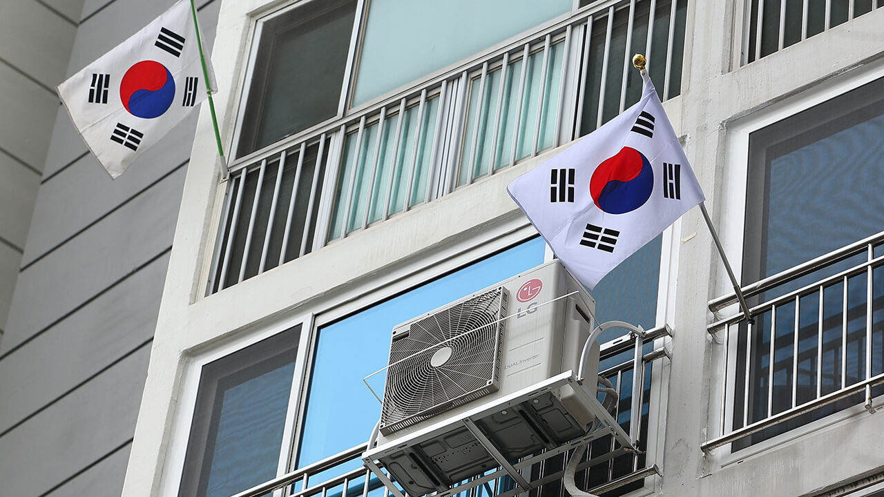 3·1절, 윗집 아랫집 사이좋게 태극기 펄럭 (사진=연합뉴스)