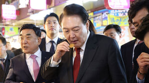 윤 대통령, 울산 재래시장 방문 "울산에 투자 이뤄져 더 성장하게 할 것"