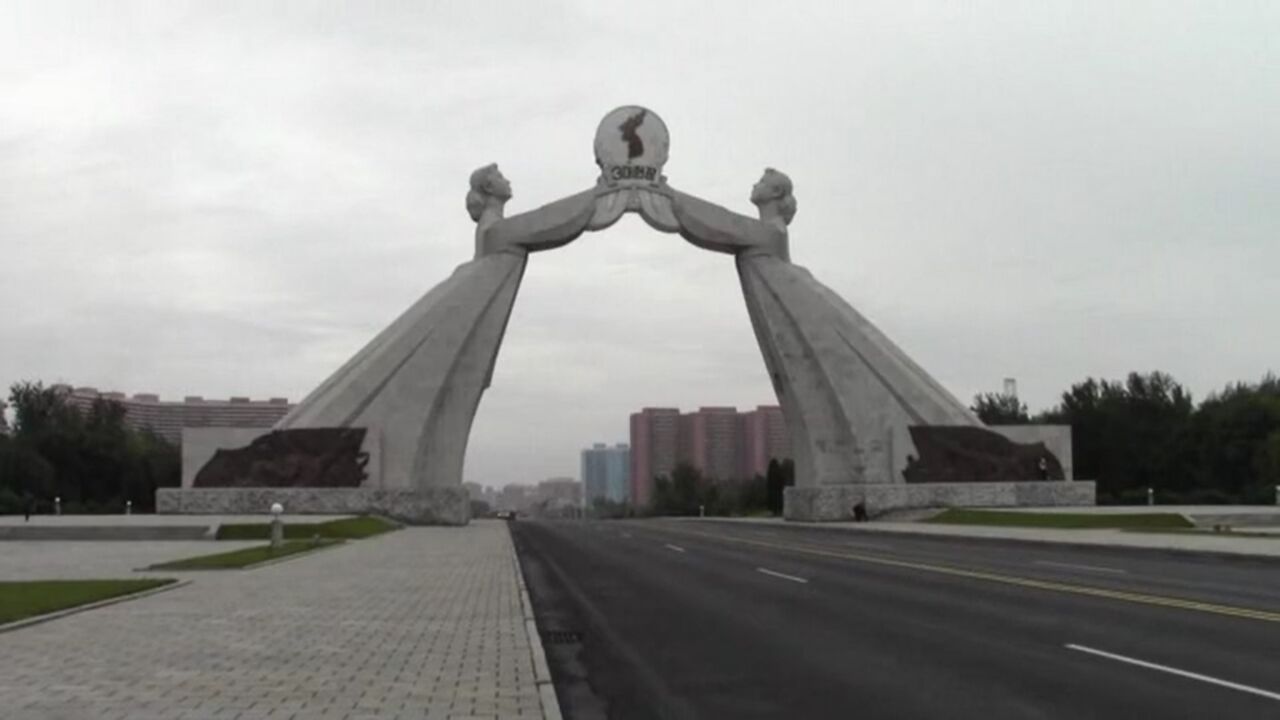 평양 남쪽에 있다 최근 해체된 '조국통일 3대헌장 기념탑'