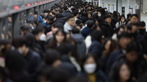 급할 땐 한 손에 핸들 쥐고 용변&hellip;지하철 기관사의 자괴감