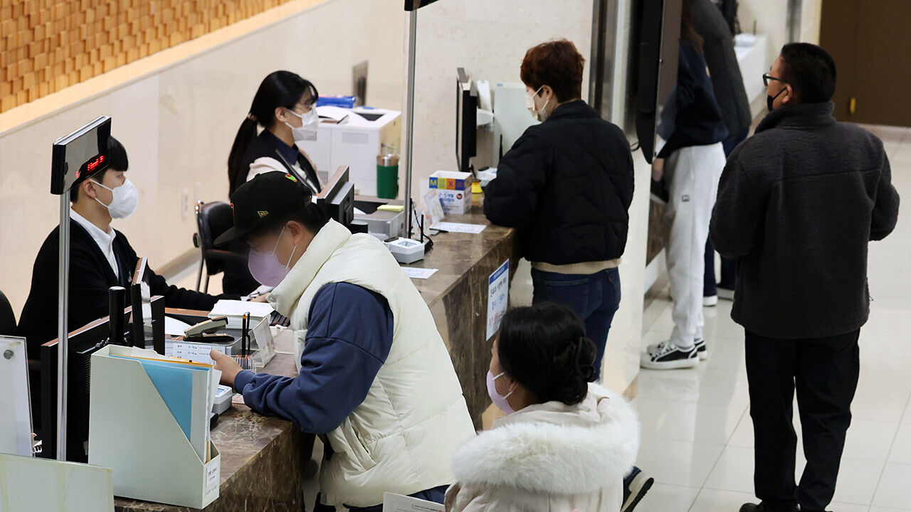 내원객 늘어난 2차 병원에서 대기하는 시민들 (사진=연합뉴스)