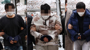 인천 길거리서 현금 10억 낚아챈 일당&hellip;구속심사 출석