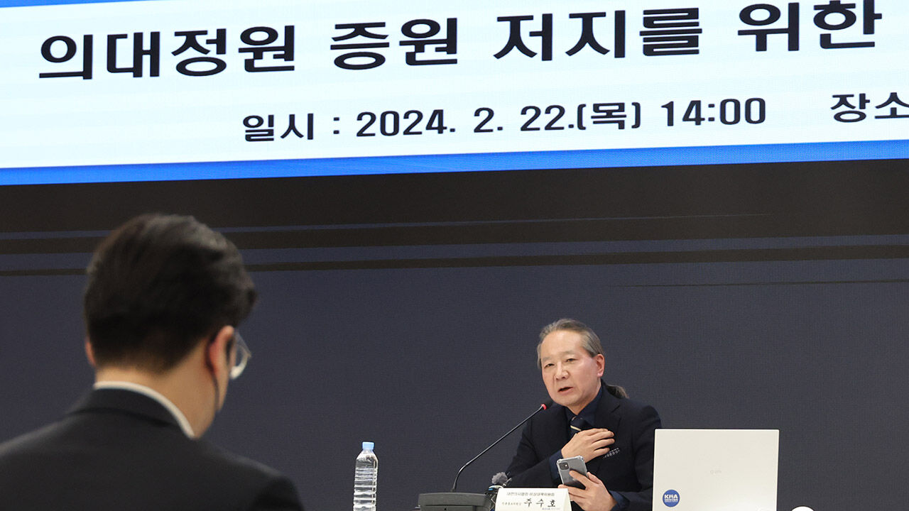 의협 비대위 정례브리핑 하는 주수호 홍보위원장