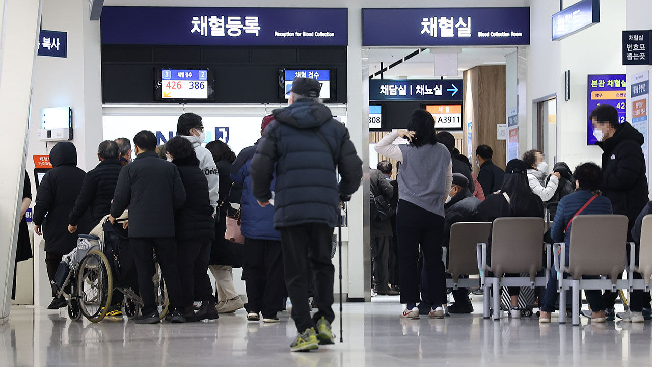 서울의 한 대학 병원 채혈실 앞이 환자들로 붐비고 있다. (사진=연합뉴스)