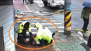 길가에 쓰러진 노인 살린 경찰관들(사진= 울산경찰청 제공, 연합뉴스)