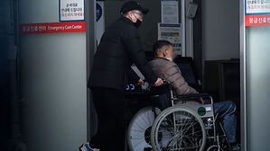 의대 교수협 "정부 &middot; 의사단체와 대화하며 중재하겠다"