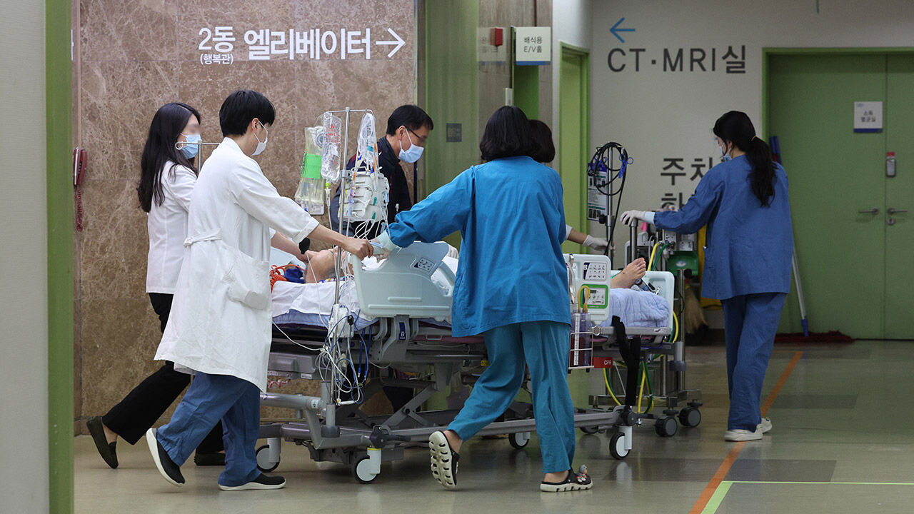 병원 관계자가 환자를 옮기는 모습 (사진=연합뉴스)
