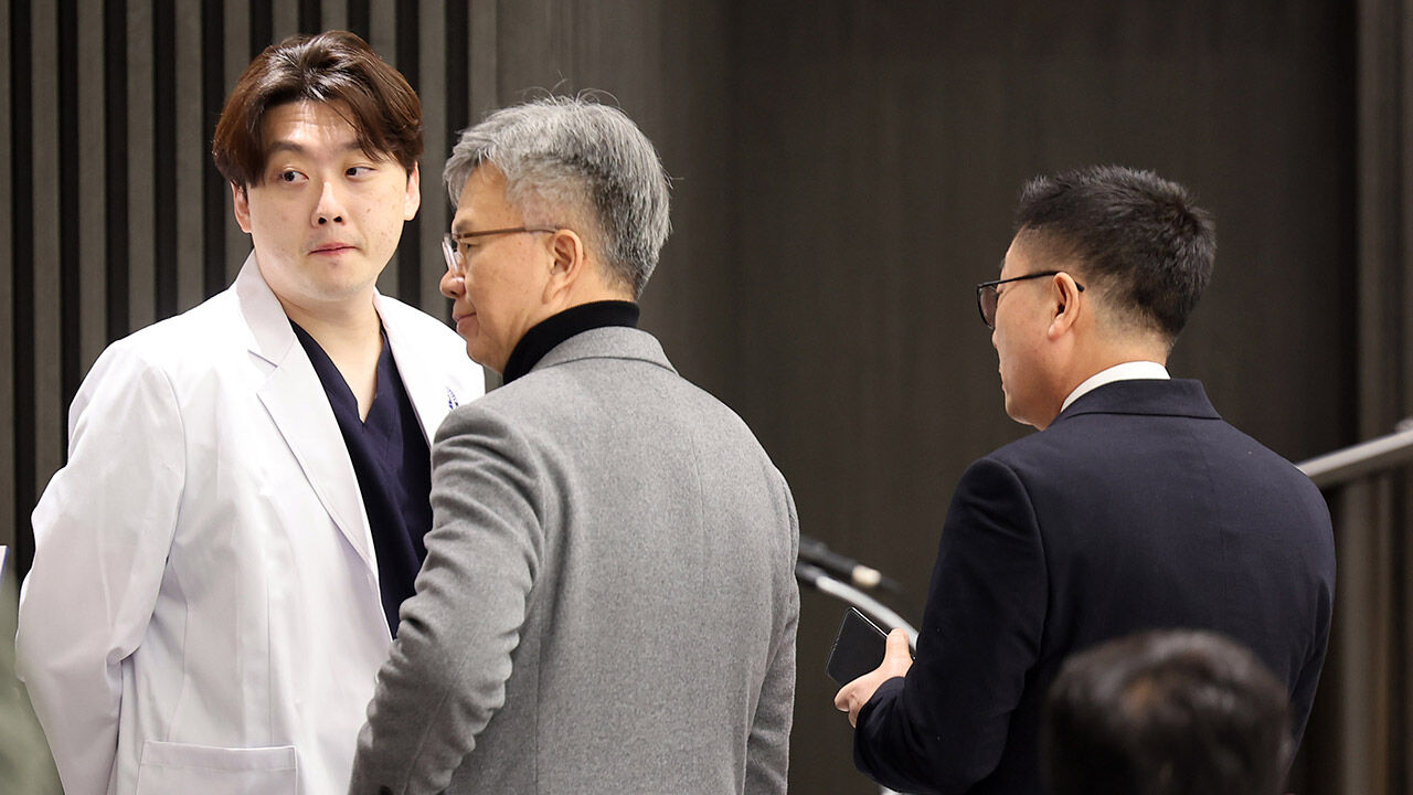 지난 20일 대한전공의협의회 긴급 임시대의원총회에 참석한 김택우 의협 비대위원장과 박단 대한전공의협의회 회장