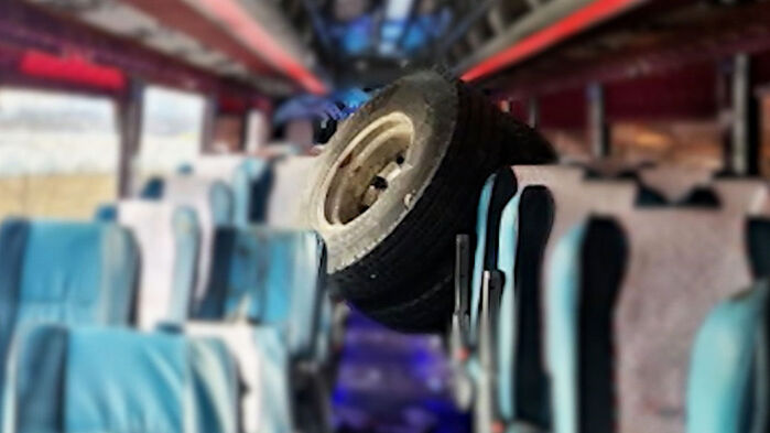 고속버스 유리창 덮친 트레일러 바퀴