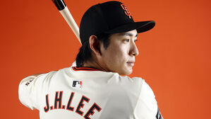 '바람의 손자' 이정후, MLB 시범경기 데뷔전부터 안타 폭발