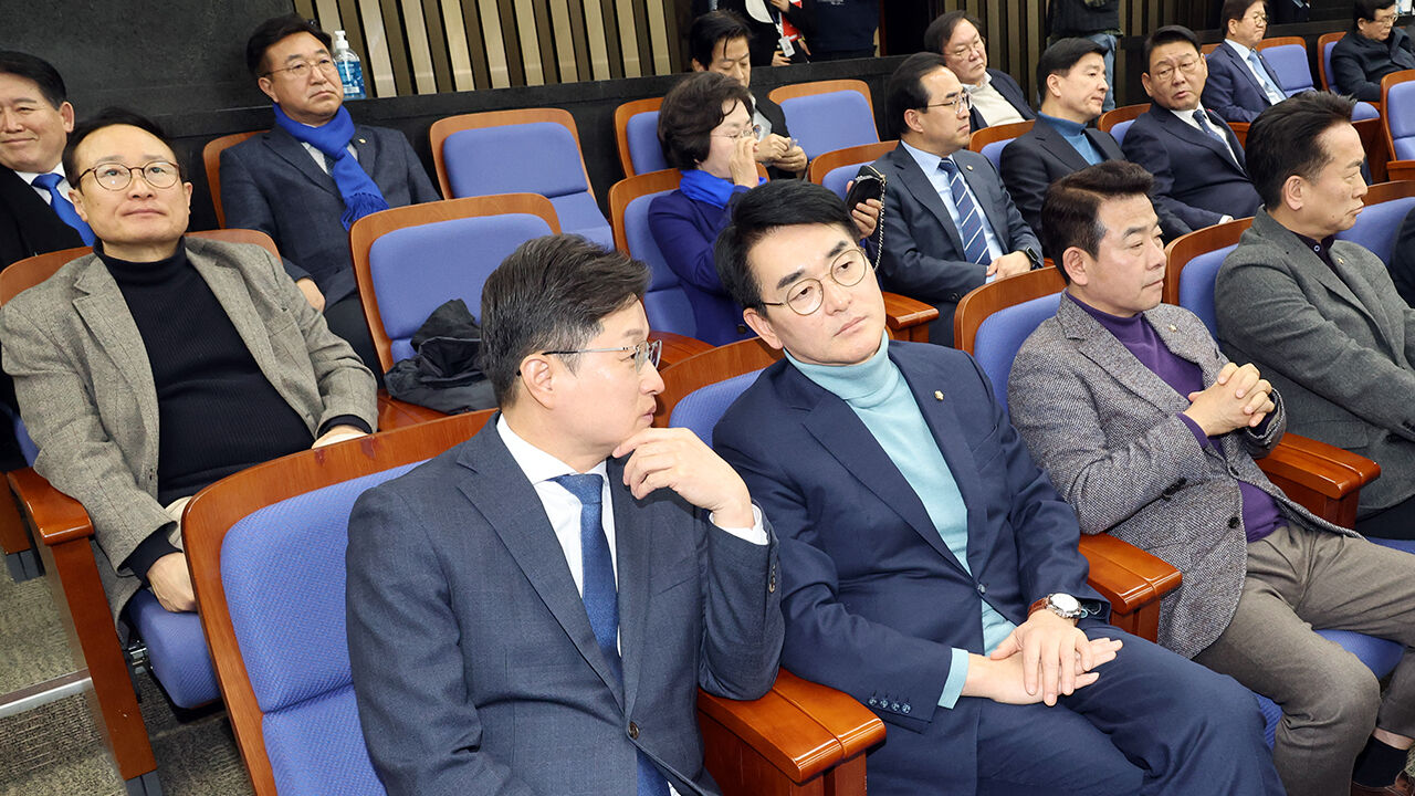 지난 27일 국회에서 열린 민주당 의원총회