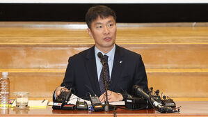 이복현 "주주환원 제고 &middot; 글로벌 기준 지배구조 정착에 힘쓸 것"