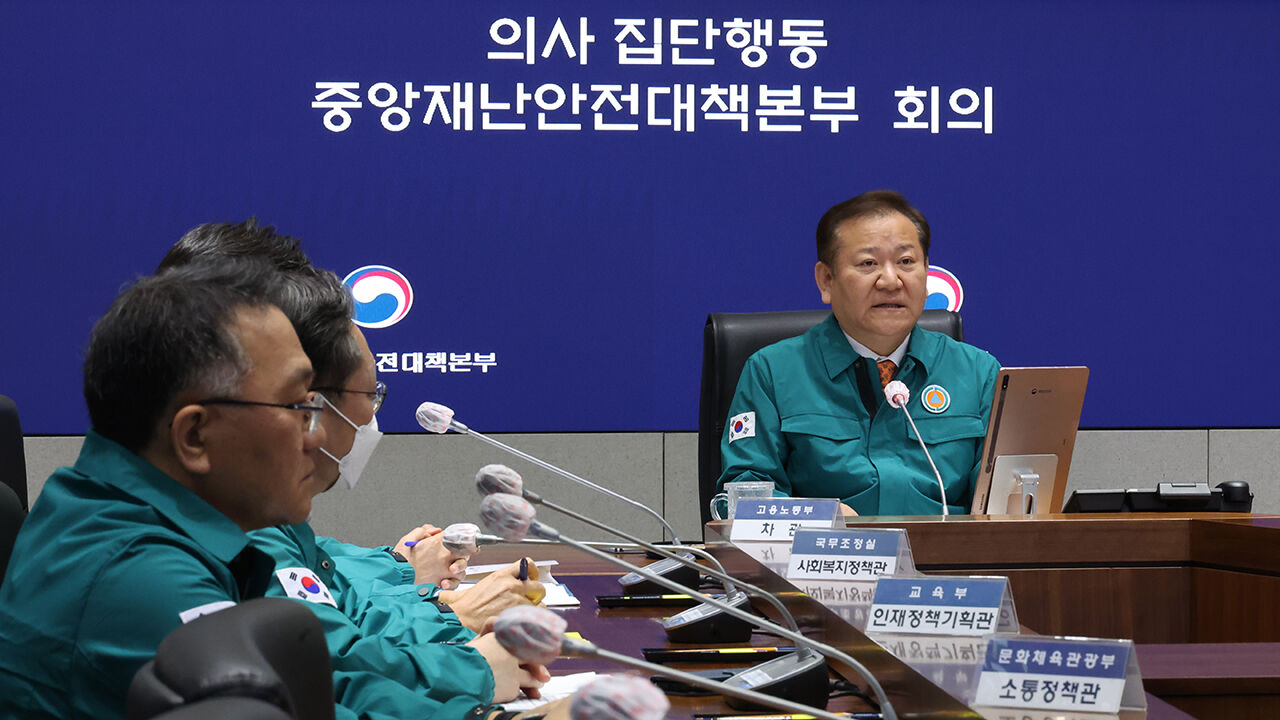 정부서울청사 서울상황센터에서 열린 의사 집단행동 중앙재난안전대책본부 회의에서 발언하고 있는 이상민 행안부 장관 (사진=연합뉴스)