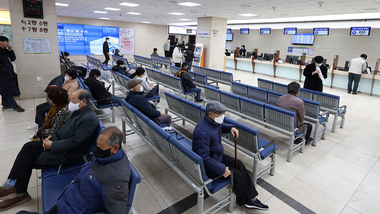 전남대병원에서 내원객이 접수 순서를 기다리고 있는 모습 (사진=연합뉴스)
