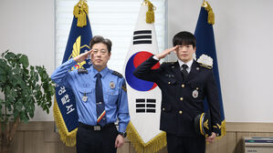 ？？？？？유충근 동해해경 서장과 이대호 경장(사진=동해해경 제공, 연합뉴스)