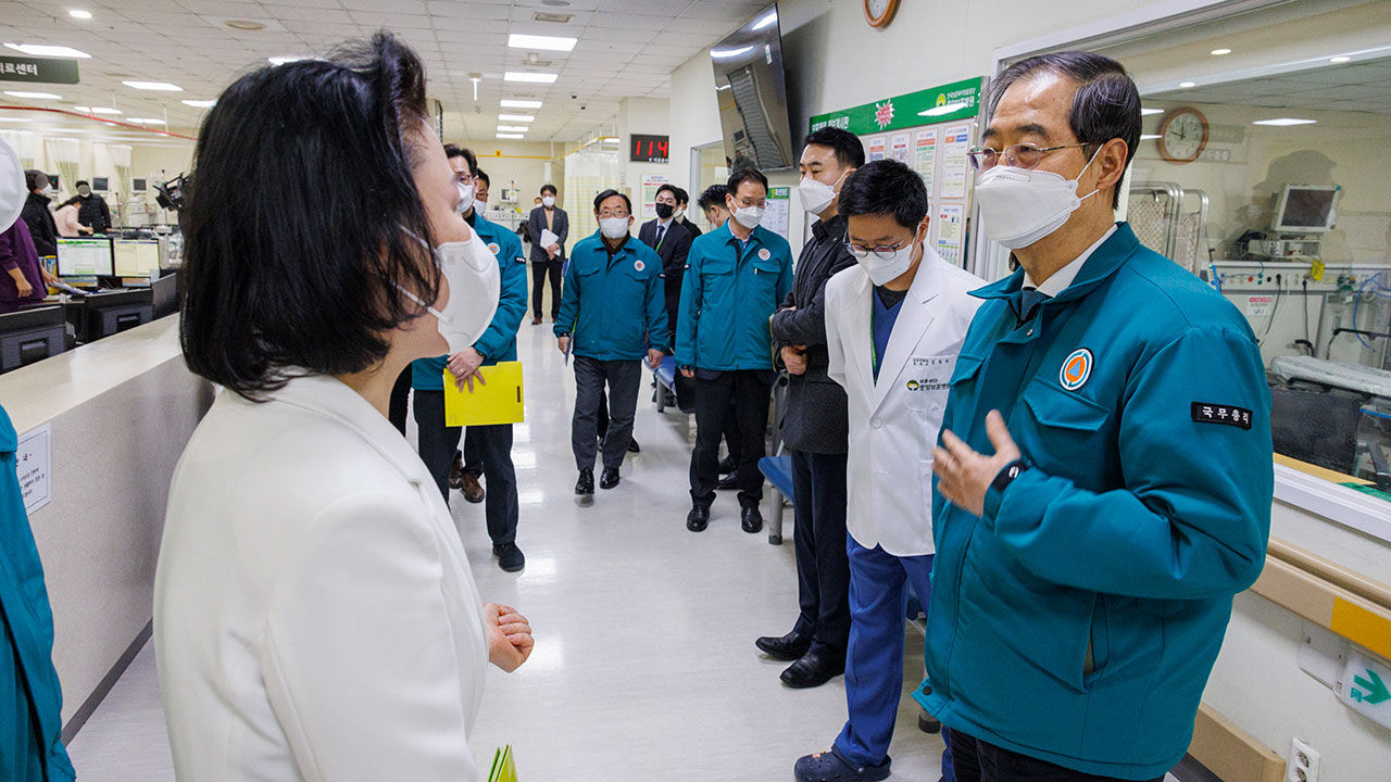 응급의료센터 점검한 뒤 감사의 인사하는 한덕수 총리 (사진=연합뉴스)