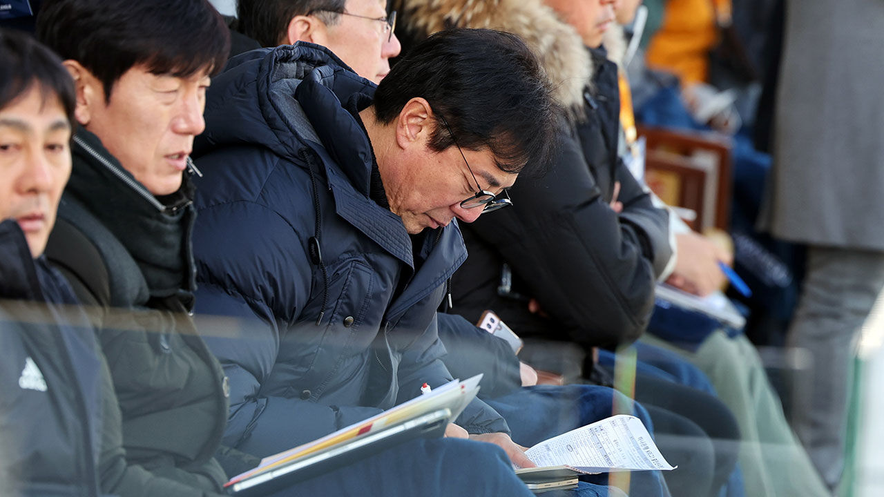 2일 오후 광주축구전용경기장에서 열린 프로축구 하나은행 K리그1 2024 광주 FC와 서울 FC의 경기에서 국가대표팀 임시 감독으로 선임된 황선홍 23세 이하(U-23) 축구 대표팀 감독이 경기를 보고 있다. (사진=연합뉴스)