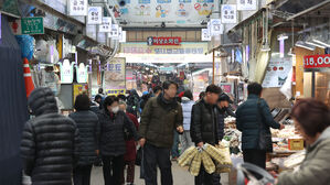 봄 앞두고 소상공인 경기전망 개선&hellip;전통시장은 설 지나며 악화