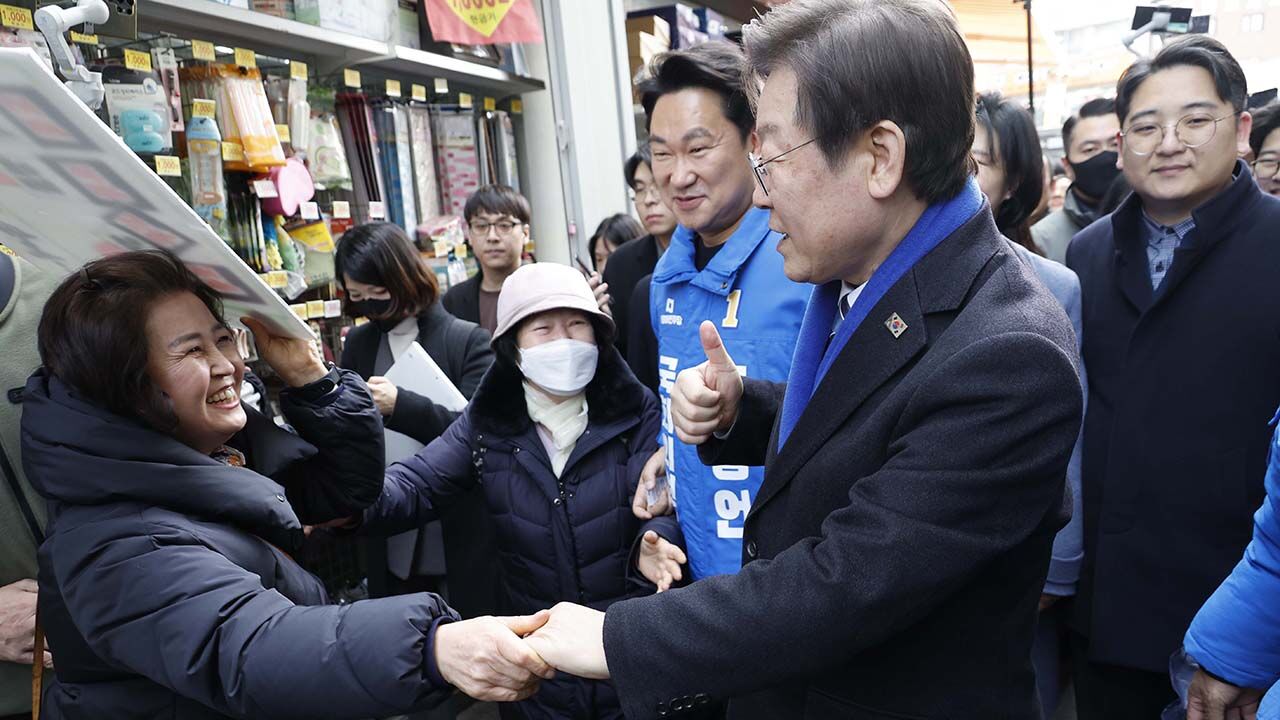 창산시장 방문한 이재명 대표와 종로구 곽상언 후보 (사진=연합뉴스)