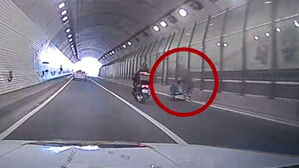 위험천만 터널서 리어카 밀던 노인&hellip;경찰 달려가 구했다