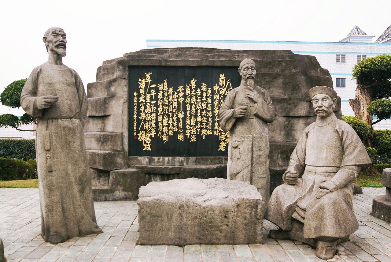 우량예그룹의 모태인 리천영의 덩쯔쥔(오른쪽)과 관련 인물 석상
